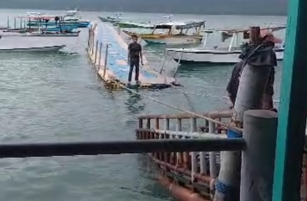 Material Sudah Usang, Jembatan Apung Pulau Gili Bawean&nbsp;Terputus