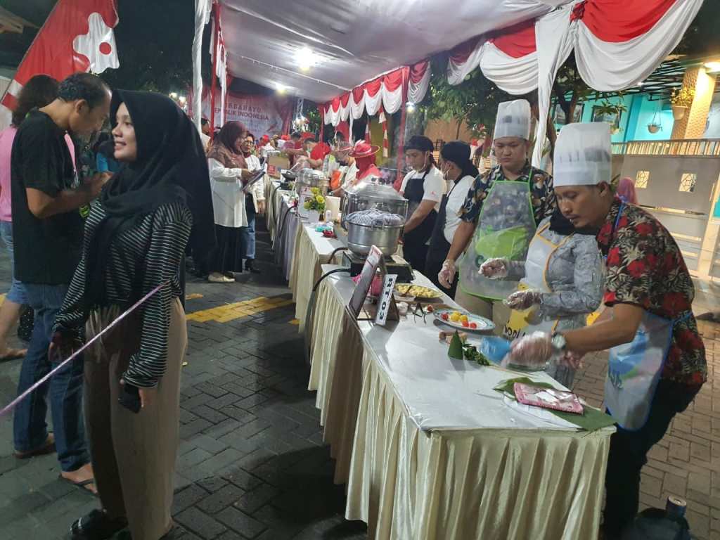Serunya Bapak-bapak Lomba Masak, Mengolah Bahan Sambil&nbsp;Berjoged