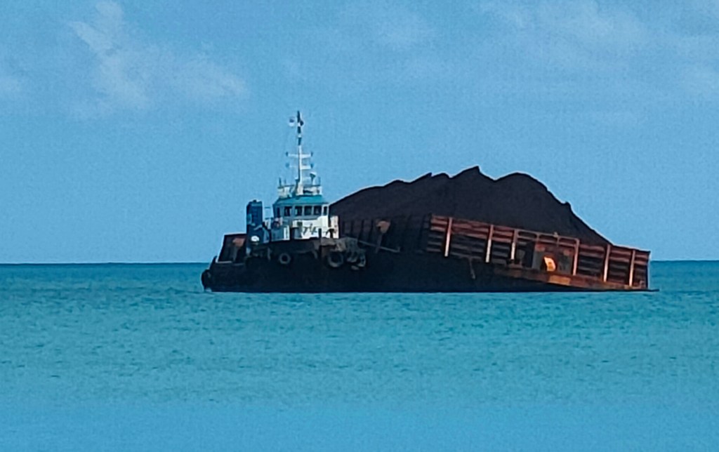 Lagi, Kapal Tongkang Bocor Bermuatan Batu Bara Terdampar di Pulau Bawean