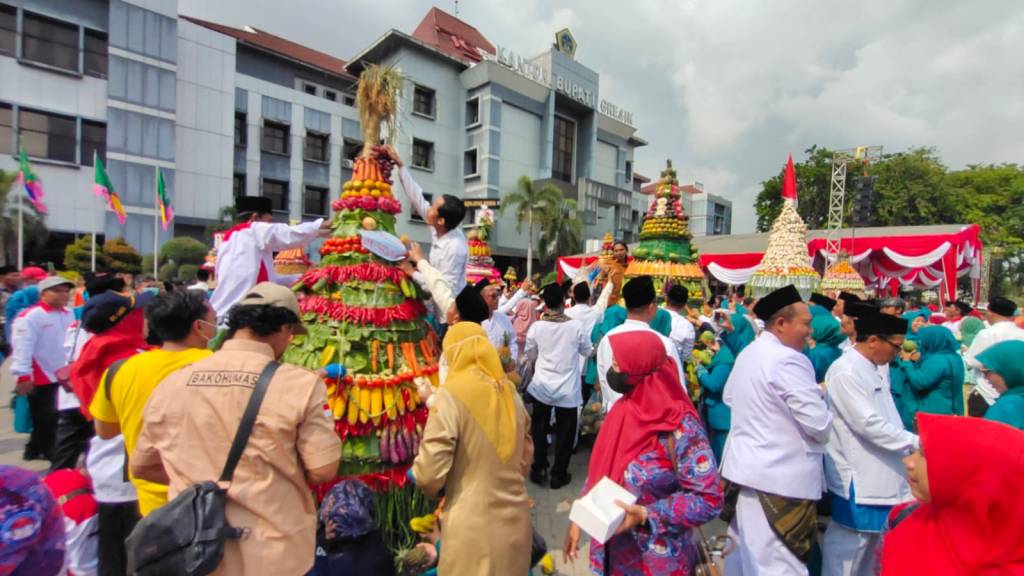 Apel Kebangsaan Kemandirian Desa  Kabupaten Gresik, Bupati dapt Kado 14 Tumpeng Ukuran&nbsp;Besar