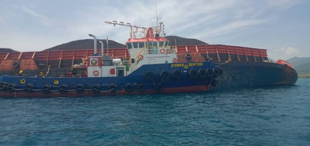 Usai Diperbaiki, Kapal Tongkang Bocor di Perairan Bawean Lanjut Berlayar Munuju PLTU&nbsp;Batang