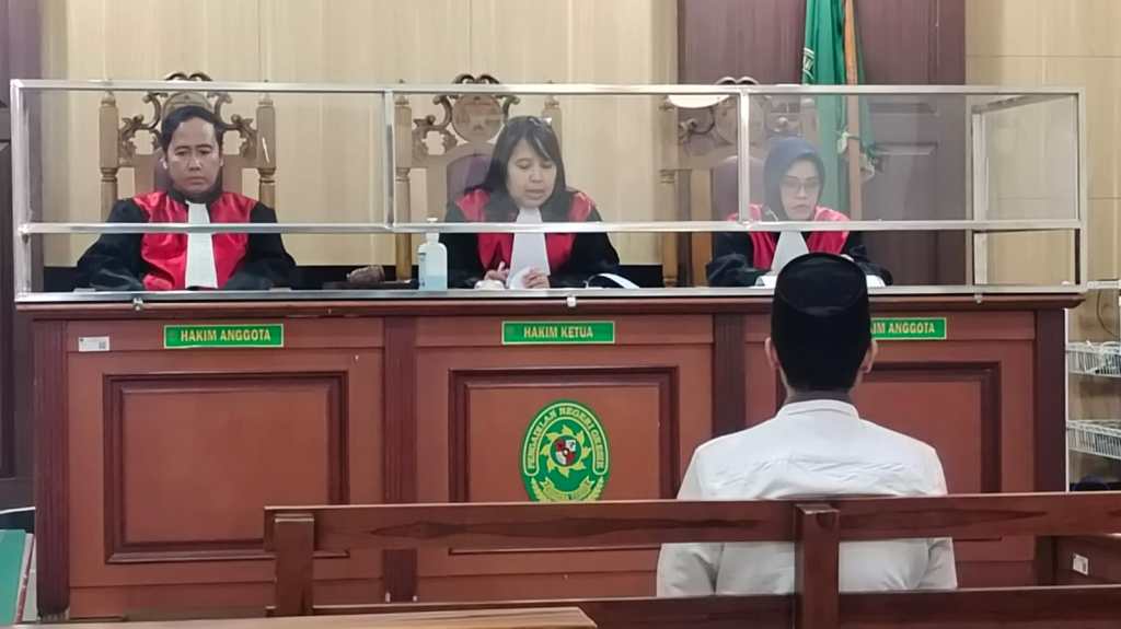 NS Pengasuh Cabuli Santri di Bawean Divonis 6 Tahunn 6 Bulan dan Denda Rp. 20&nbsp;Juta