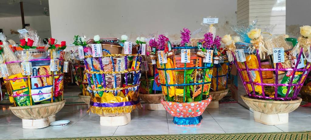 Unik, Bingkisan Peringatan Maulid Nabi di Bawean Menggunakan  Wadah dari Anyaman&nbsp;Bambu